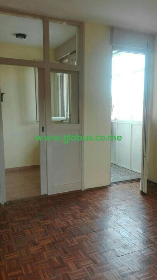PRODAJA--DVOSOBAN-PREKO-MORAČE-ZGRADA--PET-UDOVICA