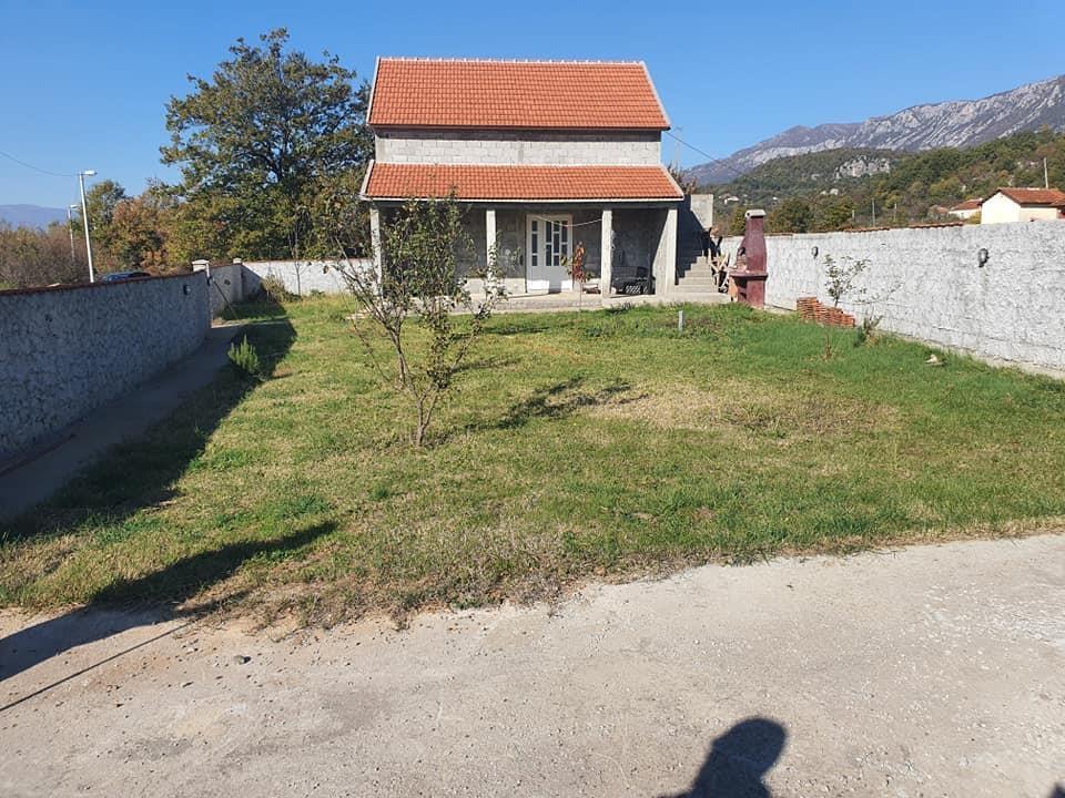 Kuca-135m2-okolina-Spuža