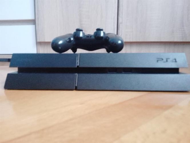 Prodajem cipovan sony PlayStation 4