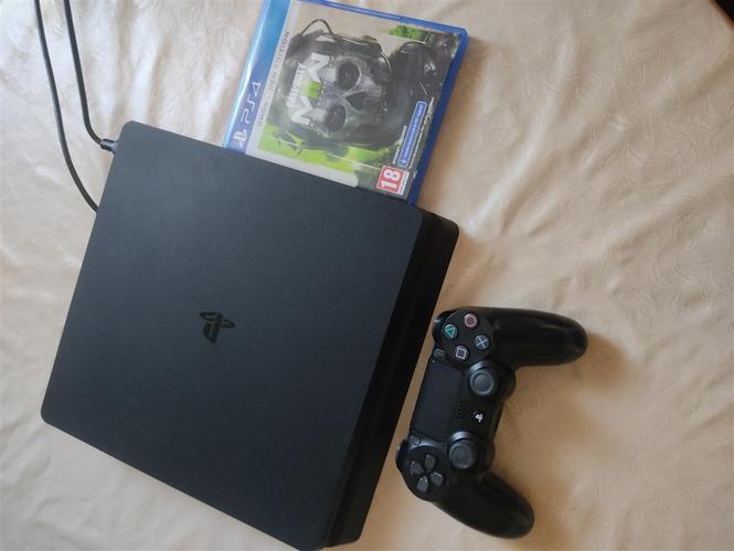 Prodajem PS4 Slim