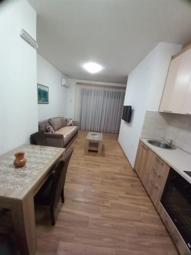 Izdajem apartman u neposrednoj blizini plaže, Bar