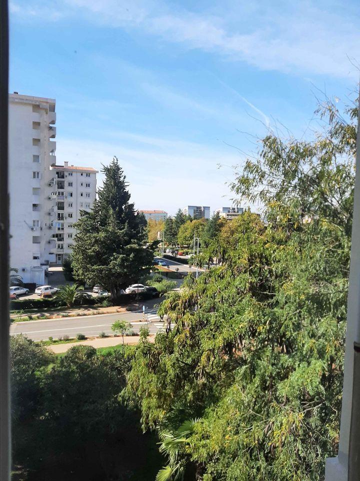 Prodajem-trosoban-stan-u-Makedonskom-naselju-100m2-treci-spr