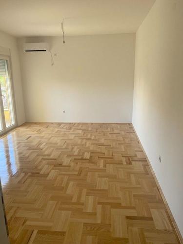 Izdaje se nenamjesten jednosoban stan 58m2, kod Titeksa, pri