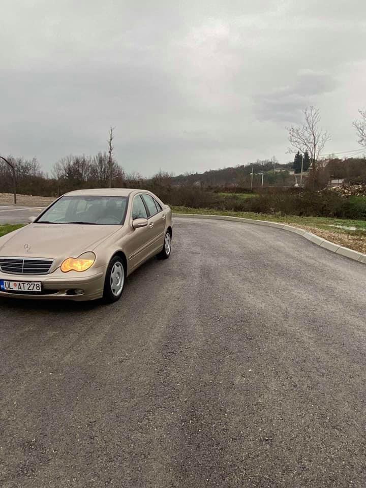 --PRODAJE-SE-MERCEDES-BENZ-C-CLASS