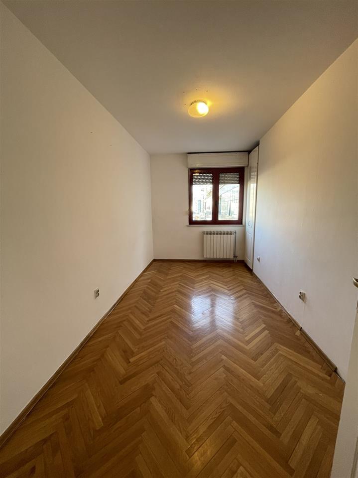 Izdavanje-dvosoban-nenamješten-stan-Preko-Morače