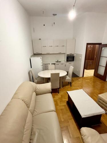 Prodajemo namješten stan (43 m2) na Starom Aerodromu
