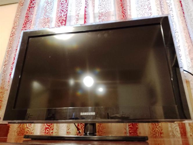 SAMSUNG LCD "32" sa daljinskim i kompletnom dodatnom opremom