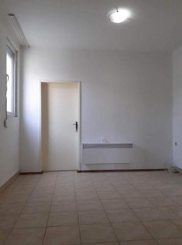 Na prodaju i izdavanje prazan stan 51m2 + 50m2 dvorista na Z