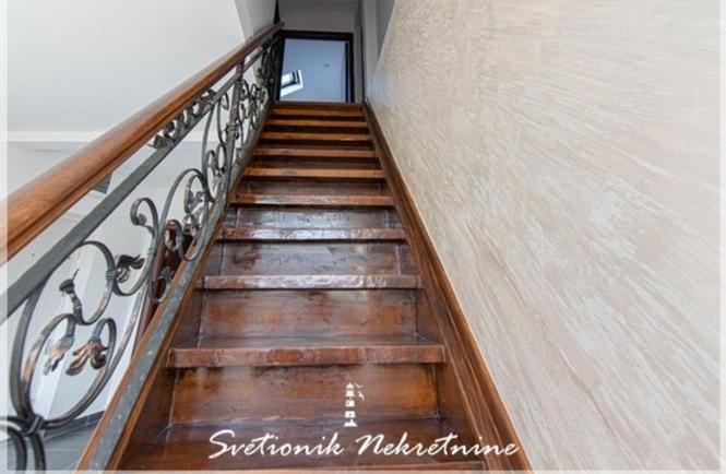 Prodaje se trosoban dupleks stan na Dubravi. 70m²