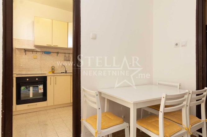 Izdavanje, dvosoban stan, 60m², Centar, Podgorica