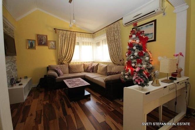 Stan površine 124m2. Sastoji se iz dva nivoa