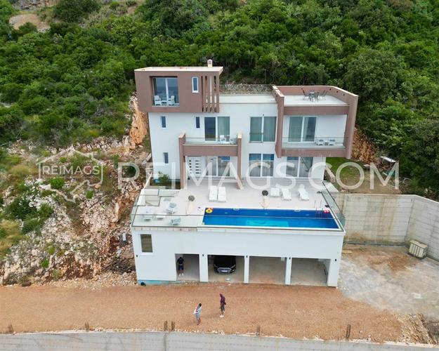 Villa in Dobra Voda on the second line from the sea