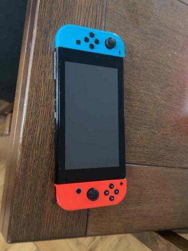 Nintendo Switch + Joy-Con + Dock + Punjač