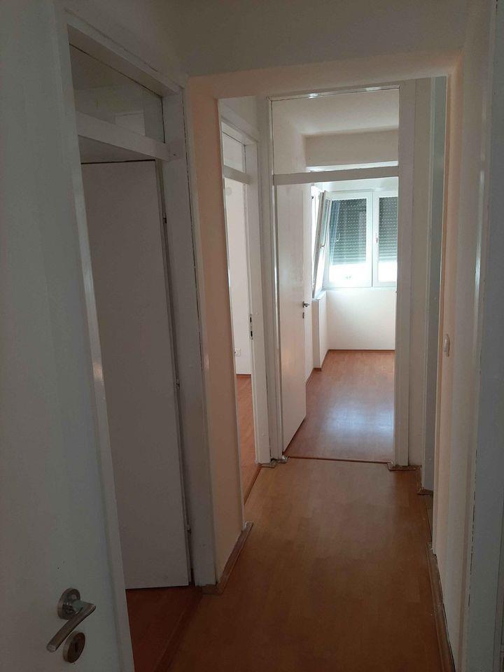 Prodajem-trosoban-stan-povrsine-100m2-na-3-spratu-u-Makrdons