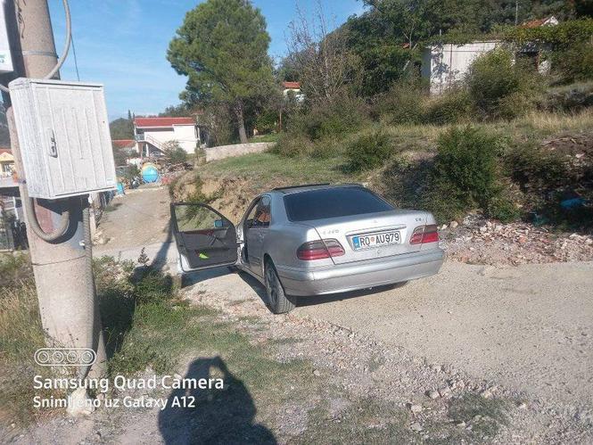 Na prodaju mercedes e 2.2cdi 105kw auto je reg jos 2mjs  200
