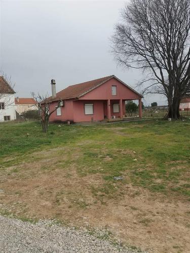 Izdaje se kuca sa placem i pomoćnim objektom Donja Gorica