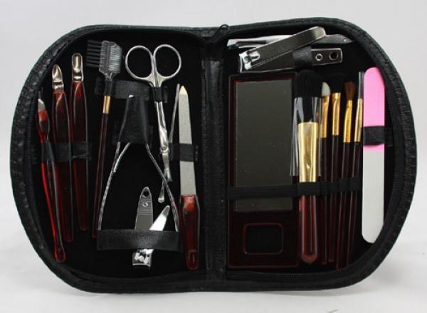 Manikire i Make-up Set u 18 delova ca 20x14x3