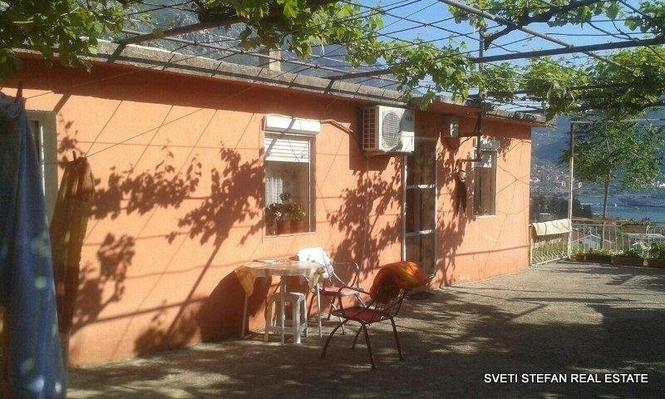Kuca povrsine 70m2 u Dobrota