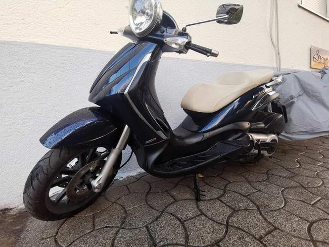 Piaggio beverly 400 tourer.