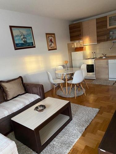 Izdaje se jednosoban stan 42m2 iza delte 3. sprat