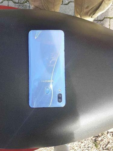 prodajem samsung a30 4ram 64gb