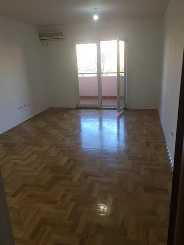 Dvosoban stan 73 m2, I sprat, kod Vezirovog mosta.