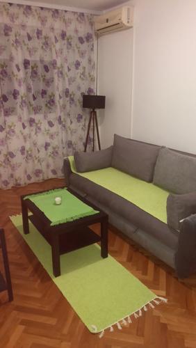 IZDAVANJE, GARSONJERA KOD GINTASA