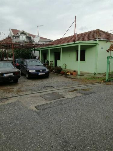 Prodajem kucu 100 m2,  na placu u Tolosima