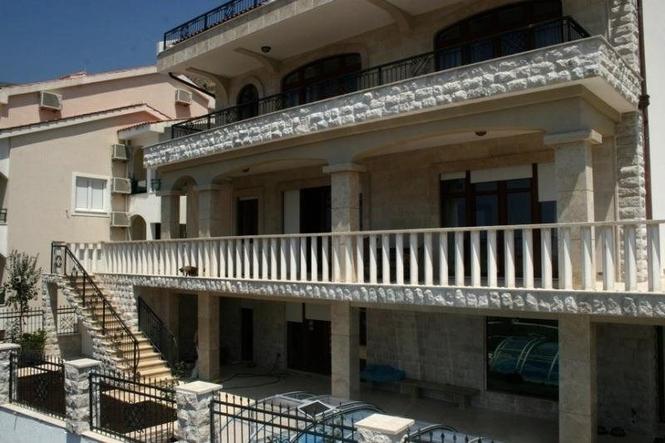 Vila površine 760m2 u Petrovcu na placu od 500m2