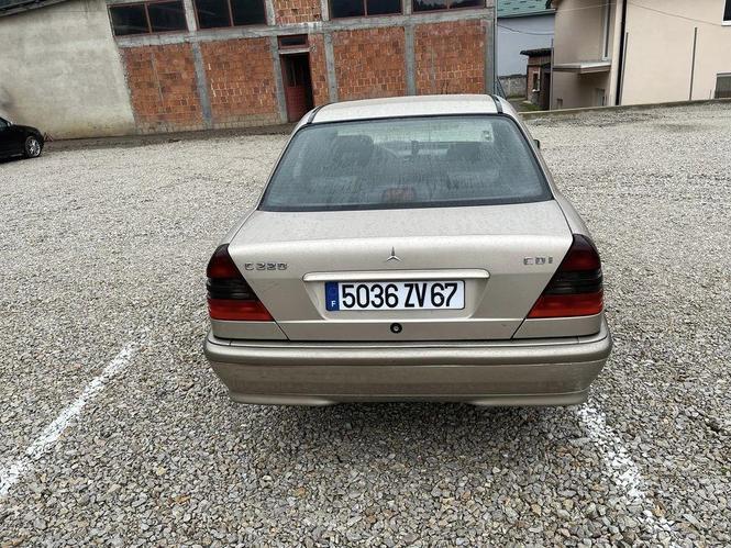 Na prodaju mercedes c220 cdi moze ikomlet moze i u djelove i