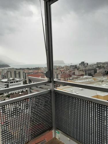 Trosoban nenamješten stan u zgradi Prosvete
