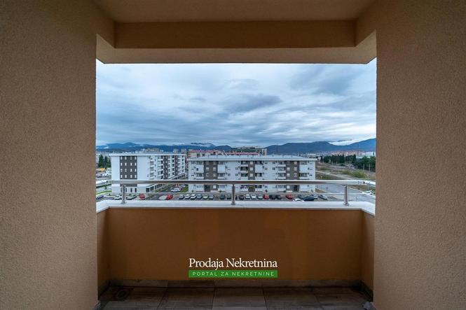 Trosoban nenamješten stan na Tuškom putu