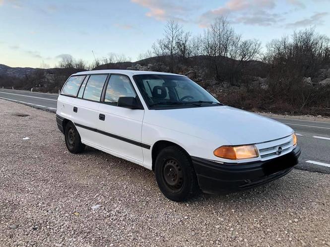 Opel Astra 1.4b+p u odlicnom stanju,utegnuta,registrovana do