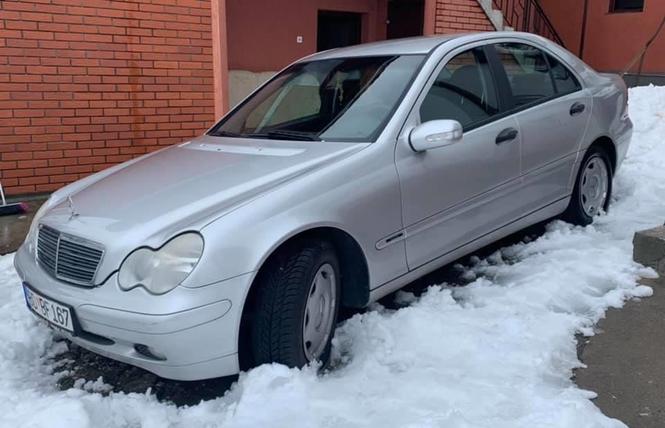Mercedes C200 2.2 90kw 2003god
Registrovan dugo,nove gume,u 
