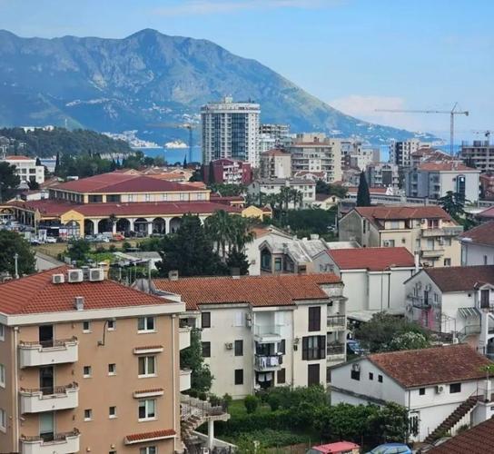 Trosoban stan, Budva