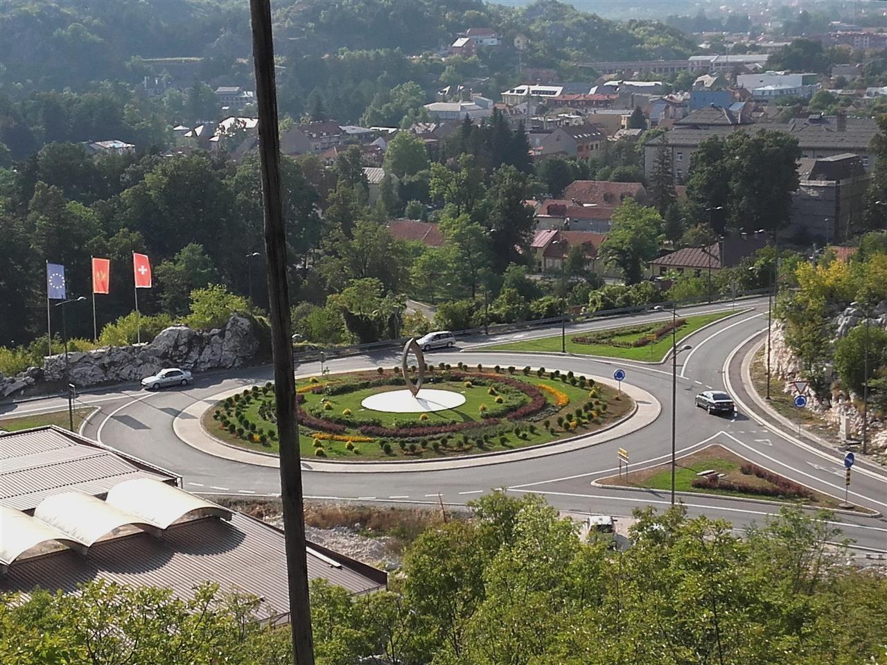Prodajem-plac-na-Cetinju