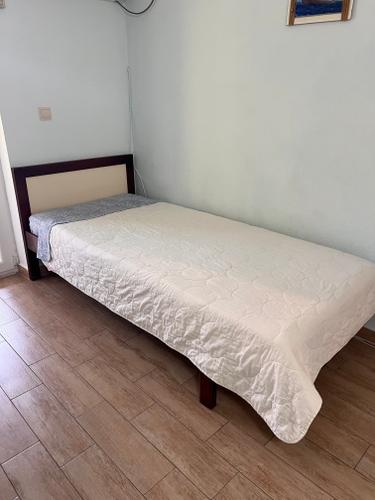 Prodajem 2 kreveta samca sa dusekom