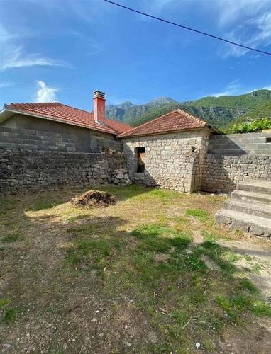 Prodajem kamenu kuću