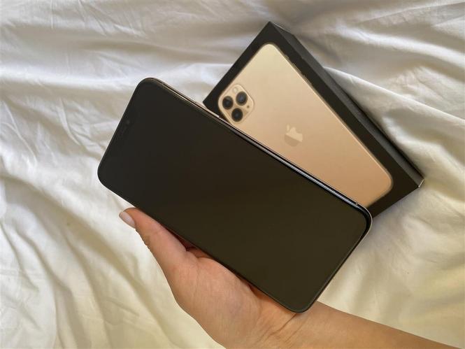 Prodajem Iphone 11 Pro Max Gold 512GB