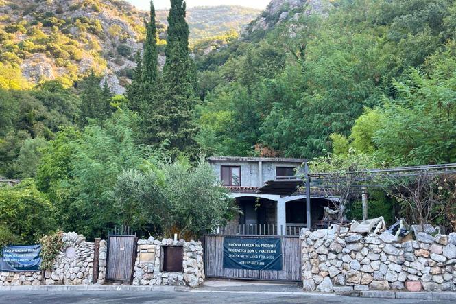 Kuća sa izvorskom vodom i placem u Buljarici