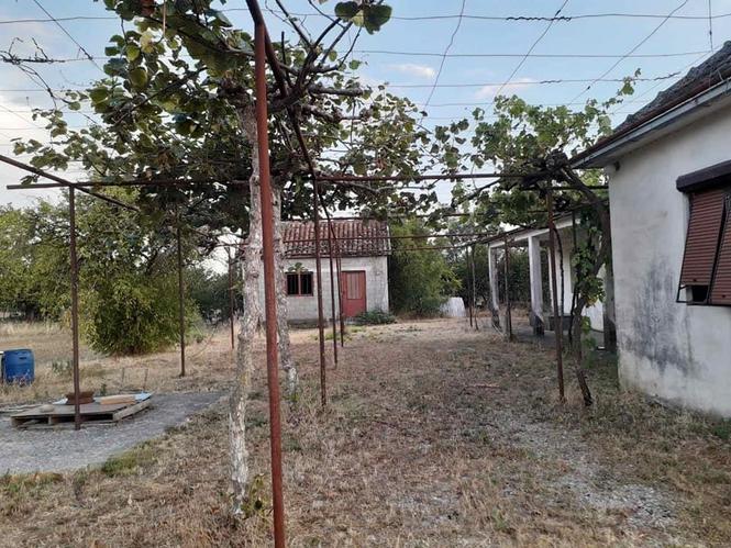 Staru kuću i imanje