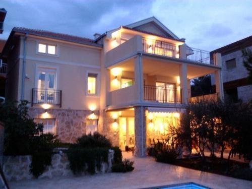 Vila Lustica I linija od 300m2 u Rose