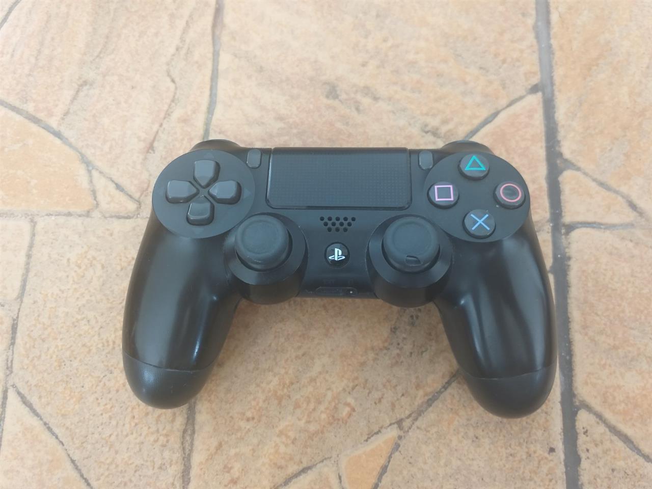 PRODAJEM-PS4-SLIM-KAO-NOV-