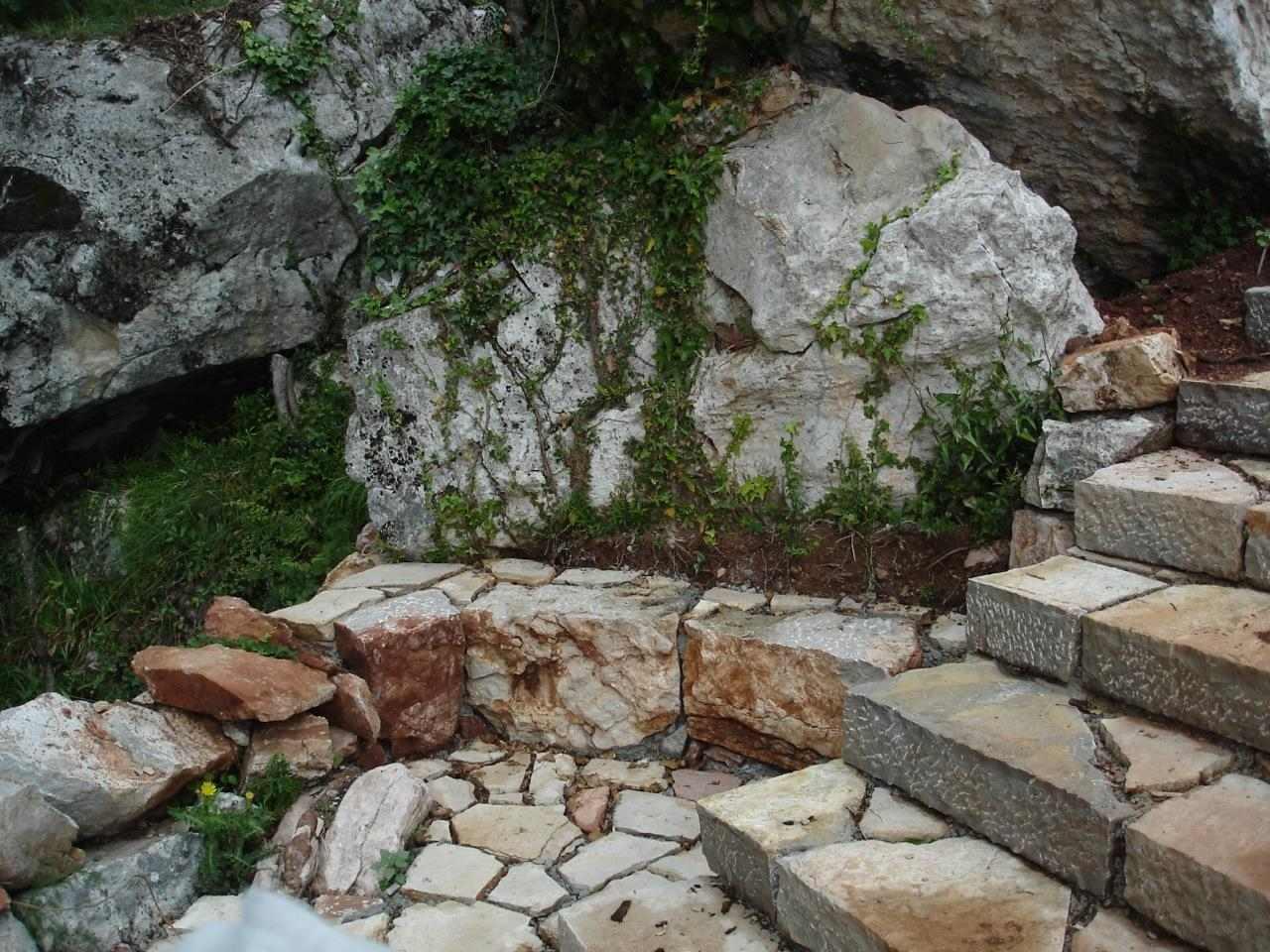 Neurbanizovan-plac-povrisne-2100-m2-Sveti-Stefan