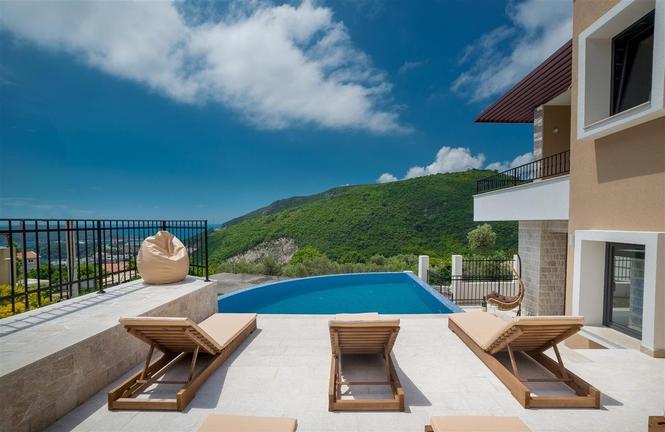 Vila sa bazenom iznad Hotela Splendid