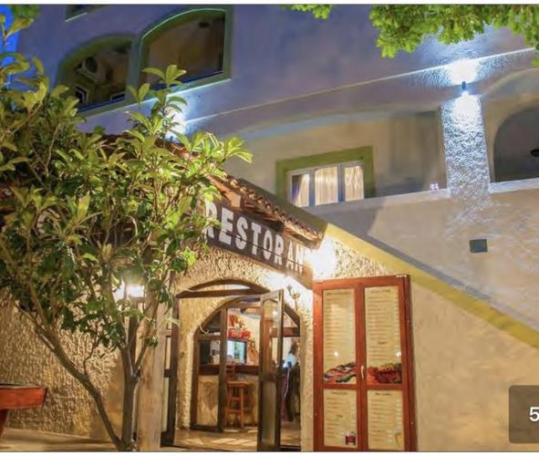 Iznajmljuje se opremljen poslovni prostor za restoran-konobu