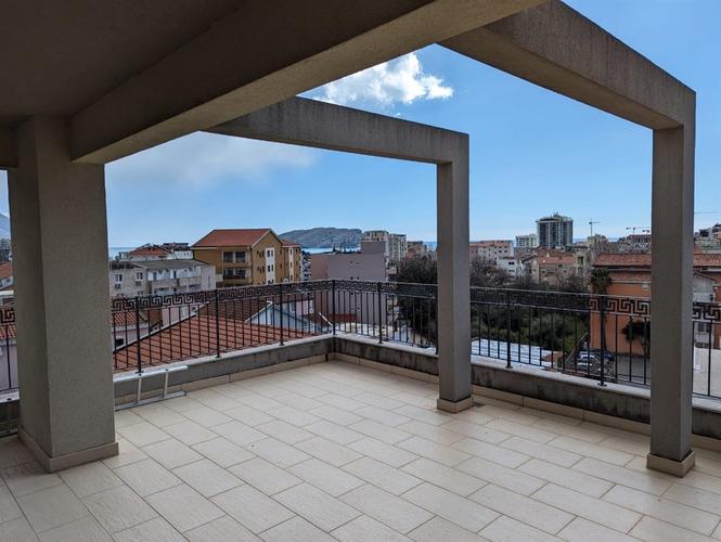 Dvosoban penthouse sa garažom kod Druge osnovne škole