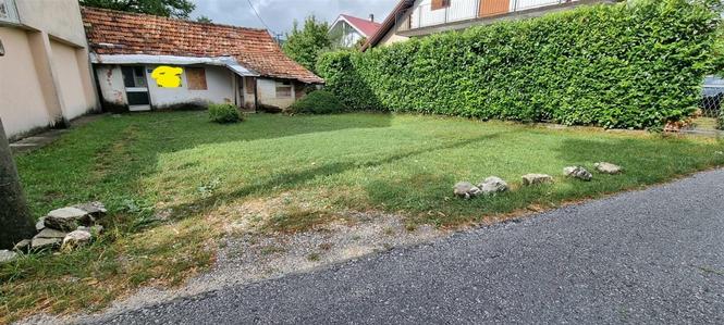 Prodajem plac sa starom kucom