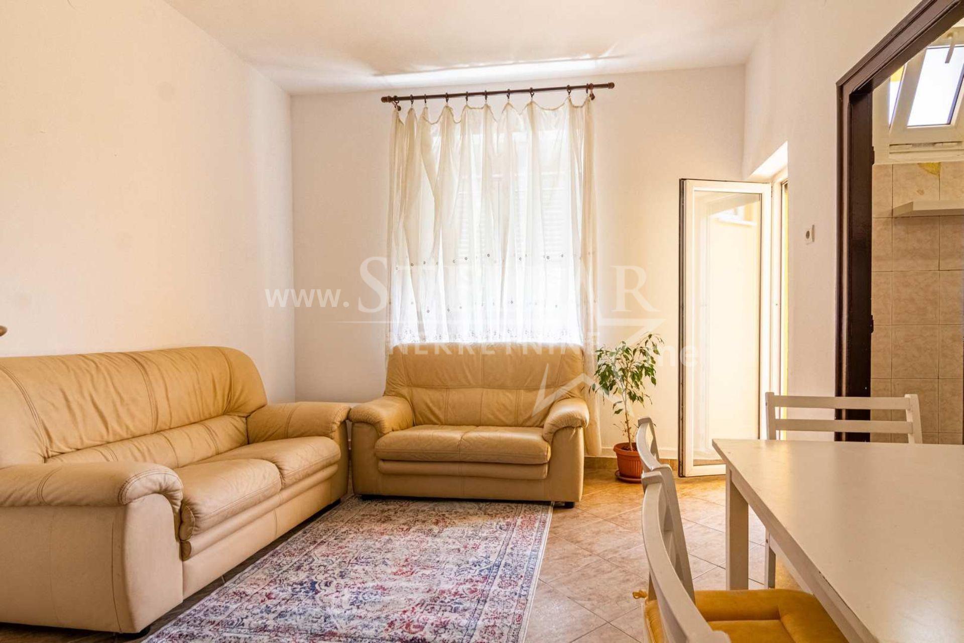 Izdavanje--dvosoban-stan--60m---Centar--Podgorica