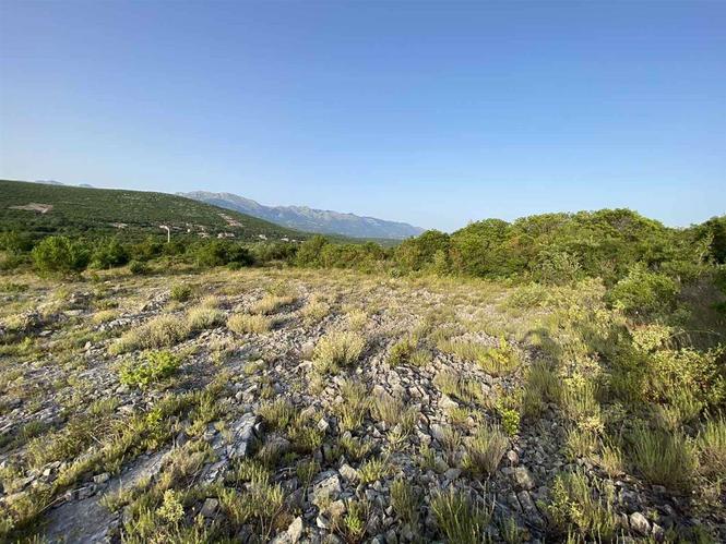 Urbanizovan plac sa pogledom na more u Zagori